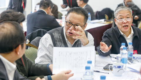 两会影话丨审查委员提案 讨论热烈细致