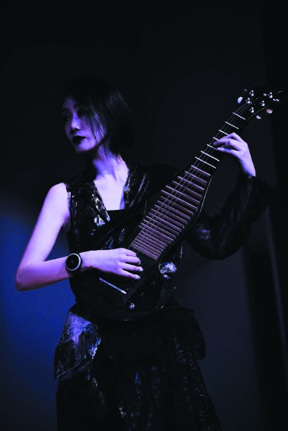 华人之星沈嘉琚用电琵琶诠释中国民乐