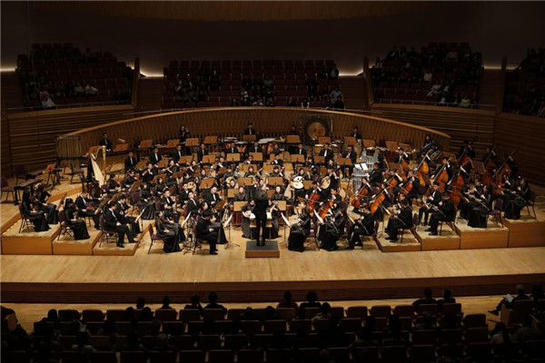 往往一说到用中国民族管弦乐演奏西方作品,就会被误解为"用中国乐器