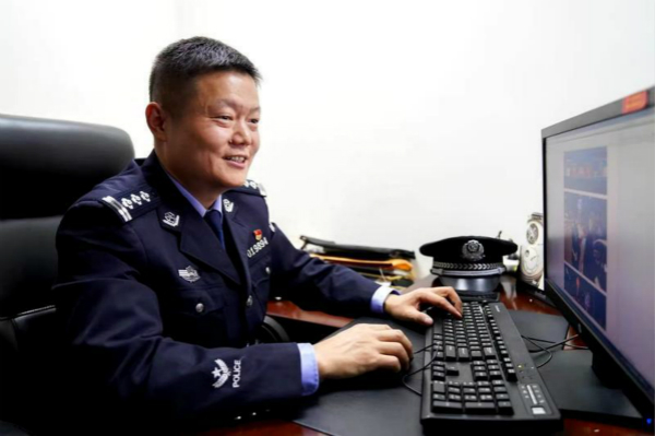 "在党的诞生地的岗哨前,李勇始终牢记使命,将责任与担当献给这片初心