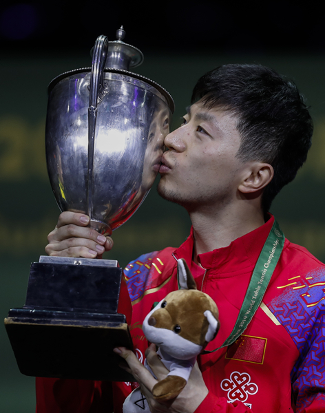 马龙亲吻世乒赛男单冠军奖杯-新华社_副本.jpg