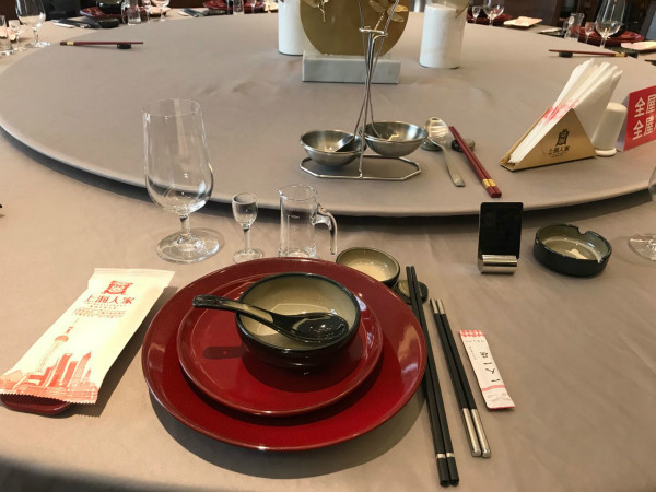 图说:摆放的公筷,私筷,红筷.曾路婵 摄(下同)
