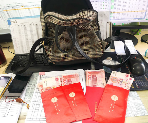 丢在公交车上的4个"护士节红包"找到了