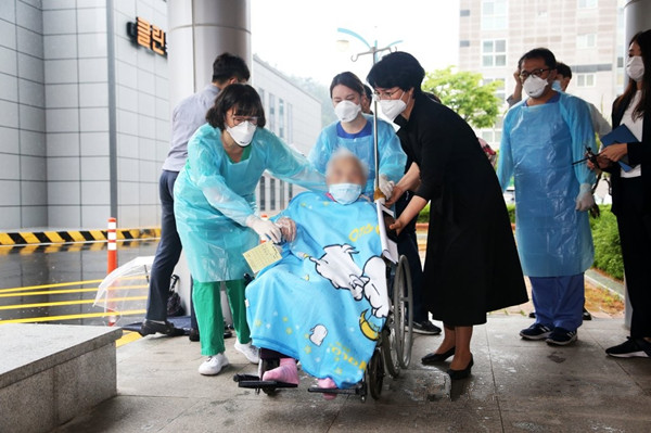 104岁!韩国新冠最年长患者康复出院