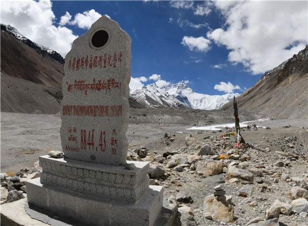 图说:矗立在珠峰脚下的2005年珠峰高程测量纪念碑 新华社图