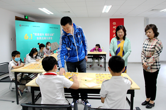 象棋特级大师单霞丽的精彩演讲,深深吸引了前来听讲的小棋迷.
