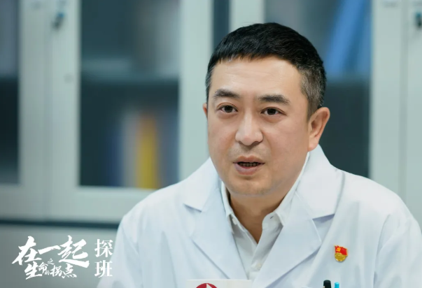 用一步三摇的独特姿势张嘉译走出了抗疫医生坚定的步伐