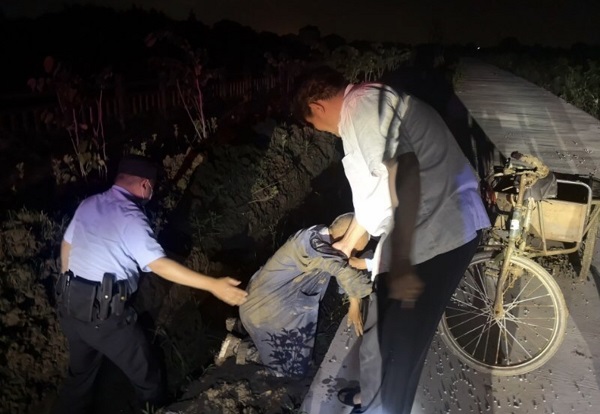老人连人带车掉沟里无法起身民警及时赶到施援手