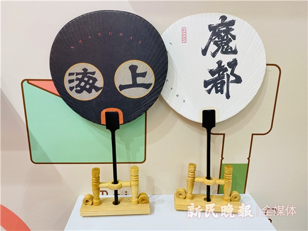 名著封面做成衣服手动线装笔记本上海书展的文创也太好逛了