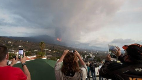 西班牙火山喷发摧毁当地人的生活，游客却源源不断赶去观光