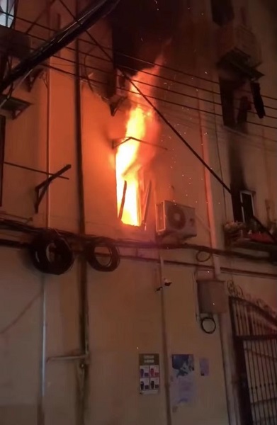 延平路一小区发生火灾多辆消防车到场扑救