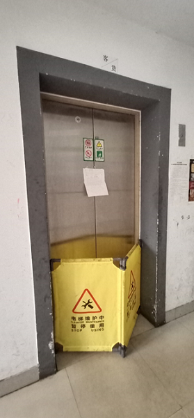 小区电梯频频坏物业却怪居民用太多35层高楼让老伯望楼兴叹