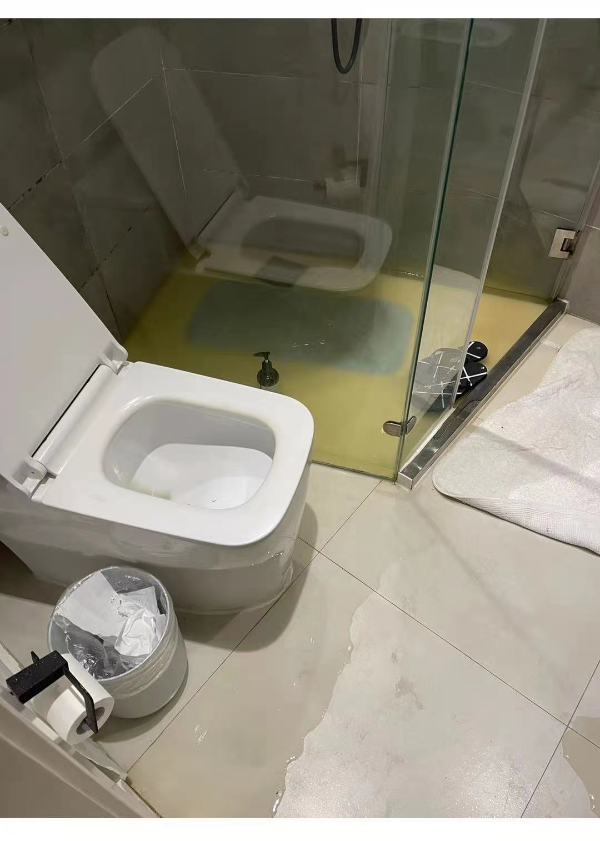 亭花苑小区2楼的顾先生反映,从2月11日除夕开始,家中的马桶就不停倒灌