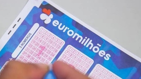 哭晕！英国一对小夫妇中了上亿彩票...结果却一无所获？