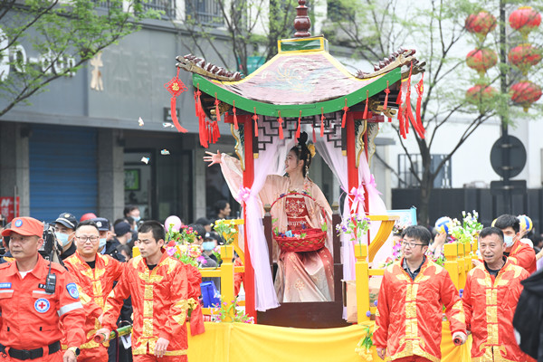 蚕花姑娘大巡游德清新市蚕花庙会再现古镇民俗