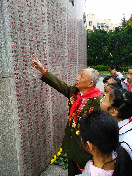 上海新四军"沙家浜"部队历史研究会刘石安会长和曾参与上海战役的参加