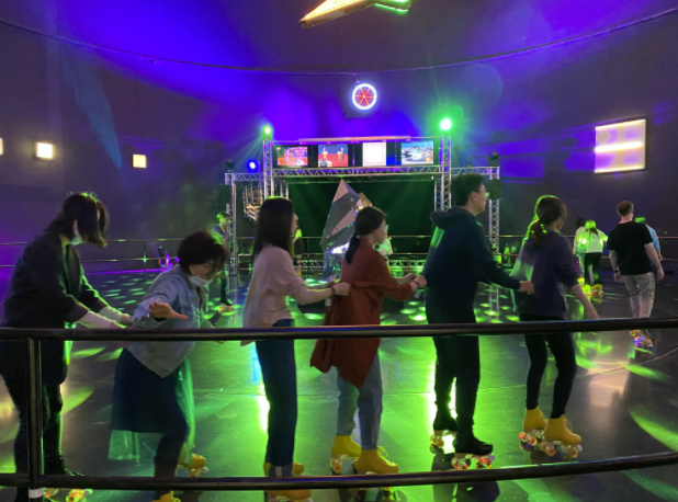 图说:展览现场 主办方供图(下同)重造复古旱冰场,是美国艺术家西斯特