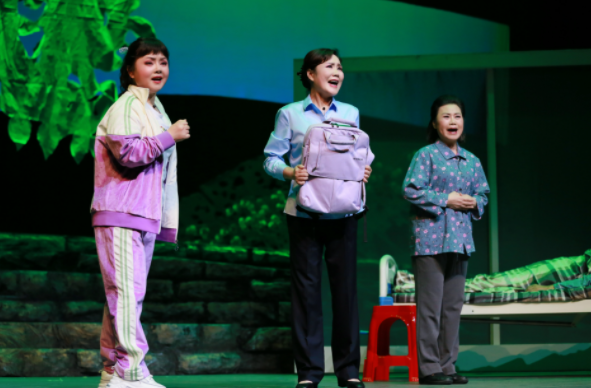 看完沪剧石榴红了原型汤晓红哽咽着说了两个字