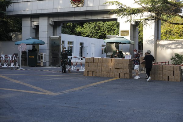 武警营区门口谁送来了3万只口罩留下一张写有向最可爱的人致敬的纸条