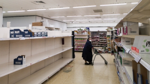 连锁面包店闭店、麦当劳奶昔下架……英国零售业供应链要崩？