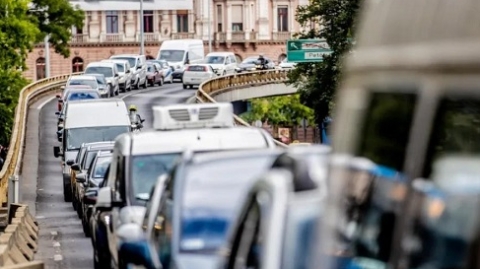 走路比坐车快？！布达佩斯数十万市民每天堵在路上